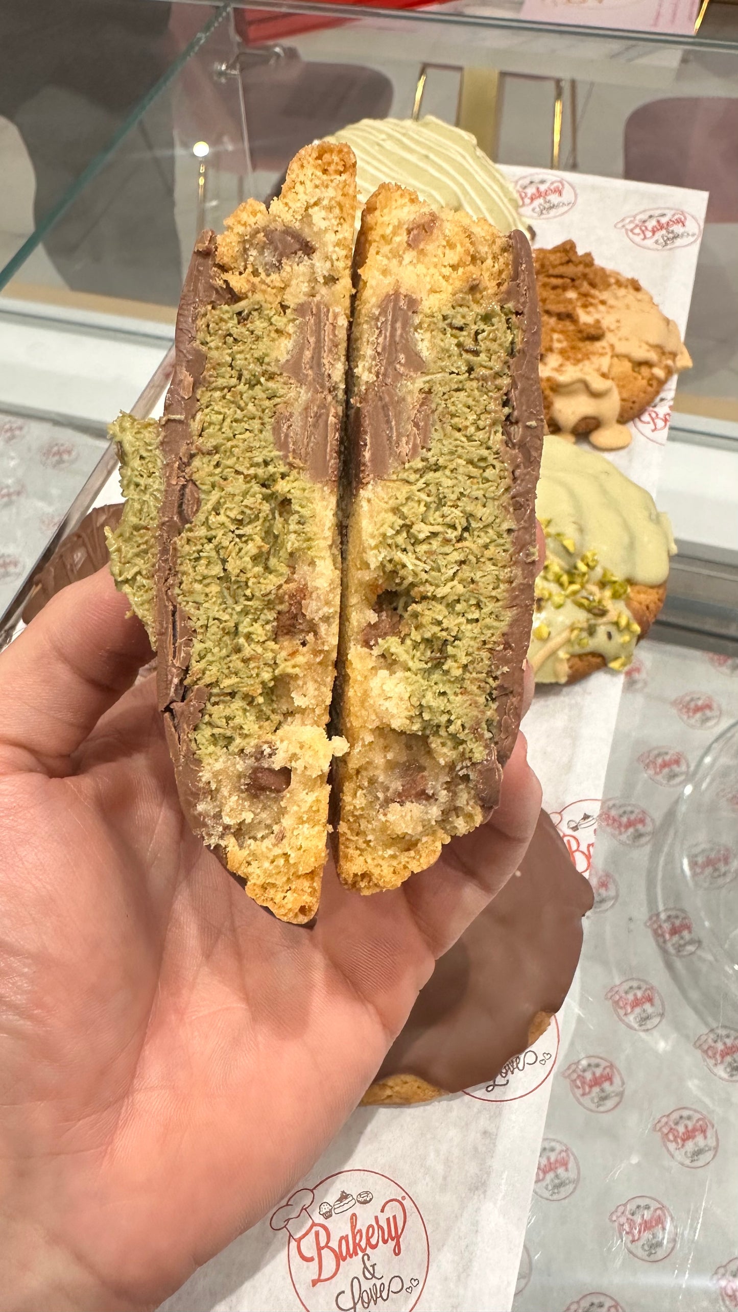 Box crumble cookie Dubai chocolate